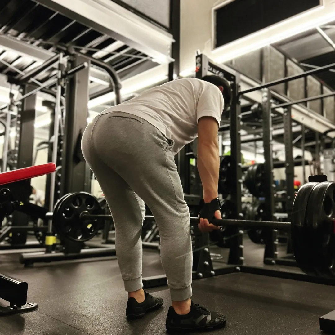 バーベルシャフトに付けたプレートを見て「かわいい」と一言。