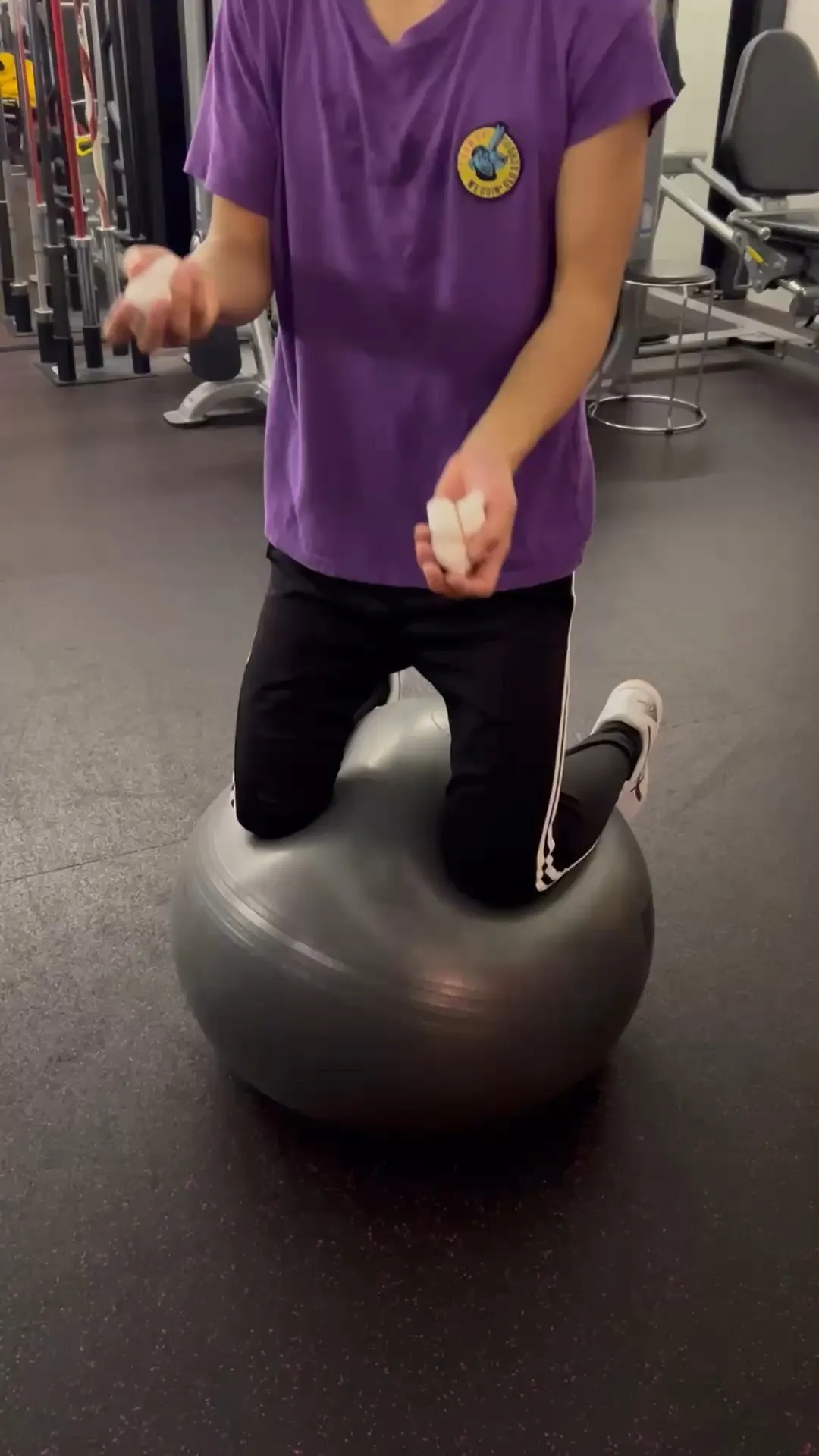 バランスボールに乗りながらお手玉をすることで、バランス能力を...