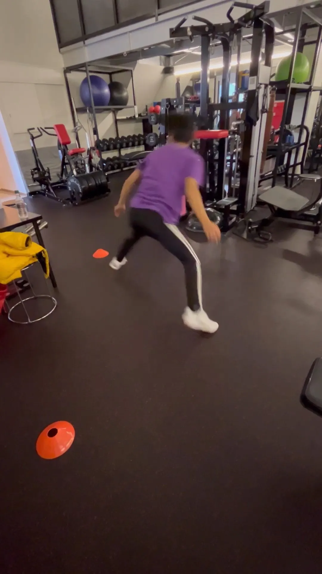 反応スピードを上げ瞬発力を鍛えるために、クイックネス・ボック...