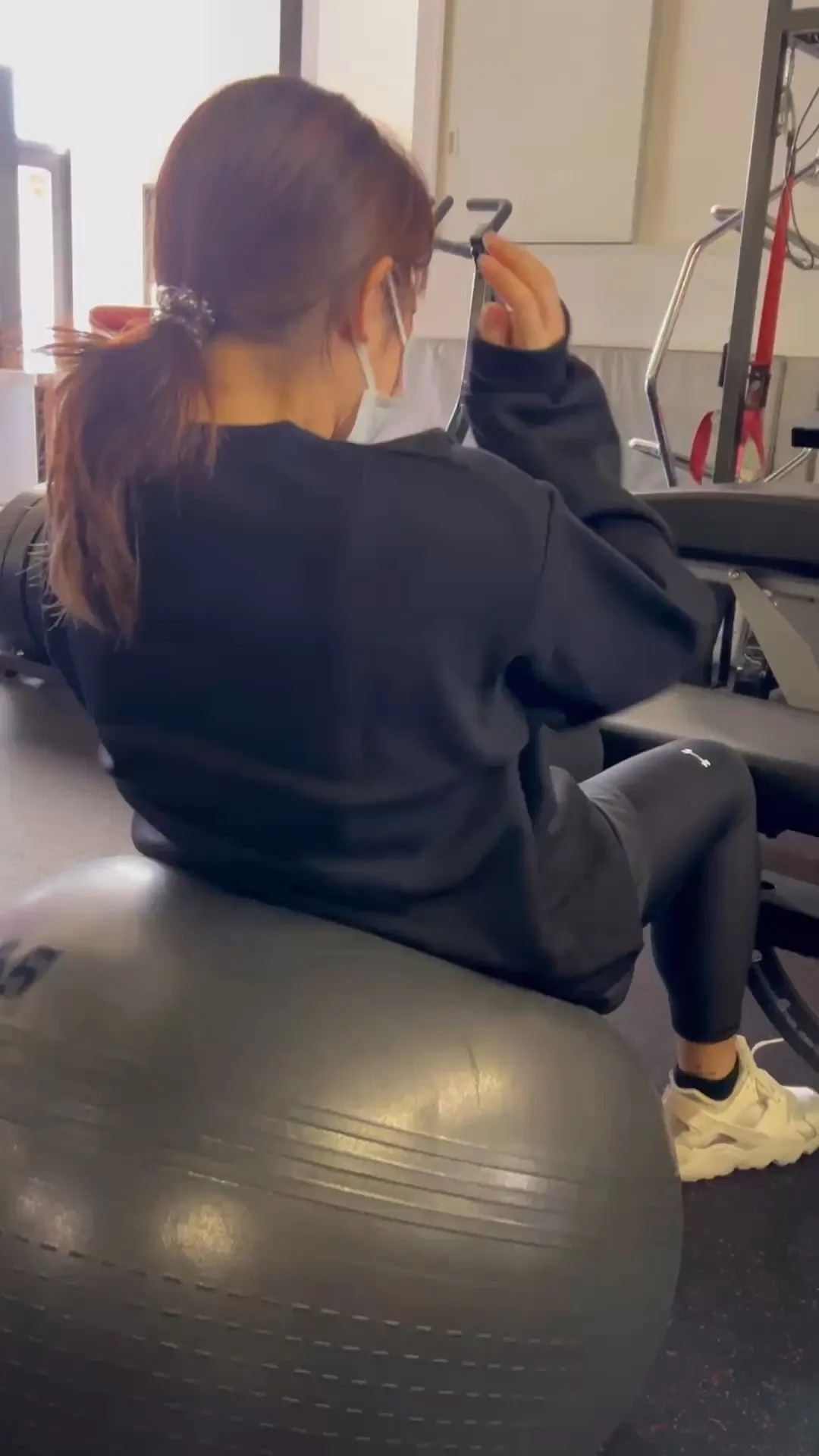 今日はバランスボールクランチを通じて、お客様の腹筋をしっかり...