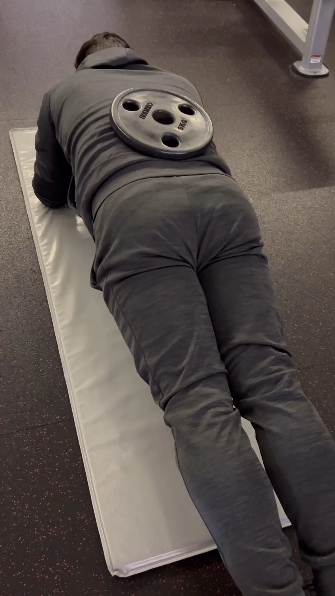 通常プランクの刺激に慣れてきたら、加重プランクに挑戦してみま...